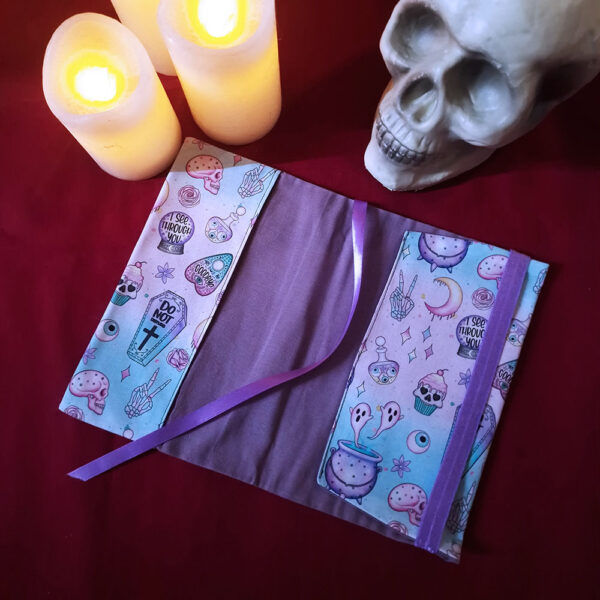 Couvre livre Grand Format Deadly Witch Ouvert
