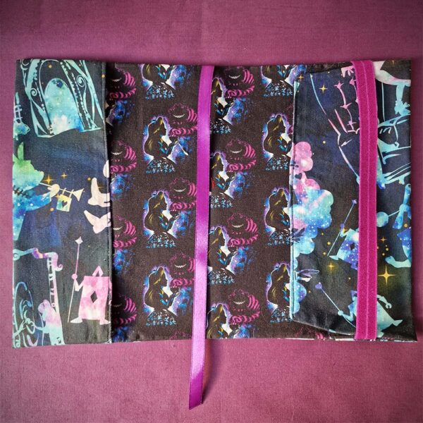 Couvre livre Broché Alice Cheshire ouvert