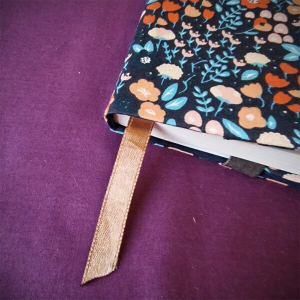 couvre livre poche Fleurs d'Automne détail marron