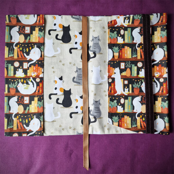 Couvre livre Broché Cats & books ouvert